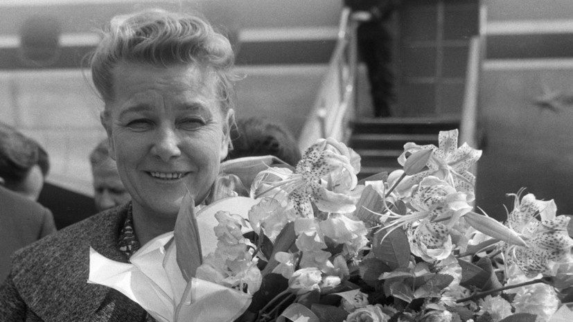     Екатерина Фурцева родилась 7 декабря 1910 года в городе Вышний Волочёк в рабочей семье. Её отец погиб на фронте во время Первой мировой войны. Мать работала на ткацкой фабрике, на которую после окончания семилетней школы устроилась и Екатерина. В 1924 году Фурцева вступила в комсомол Gettyimages.ru