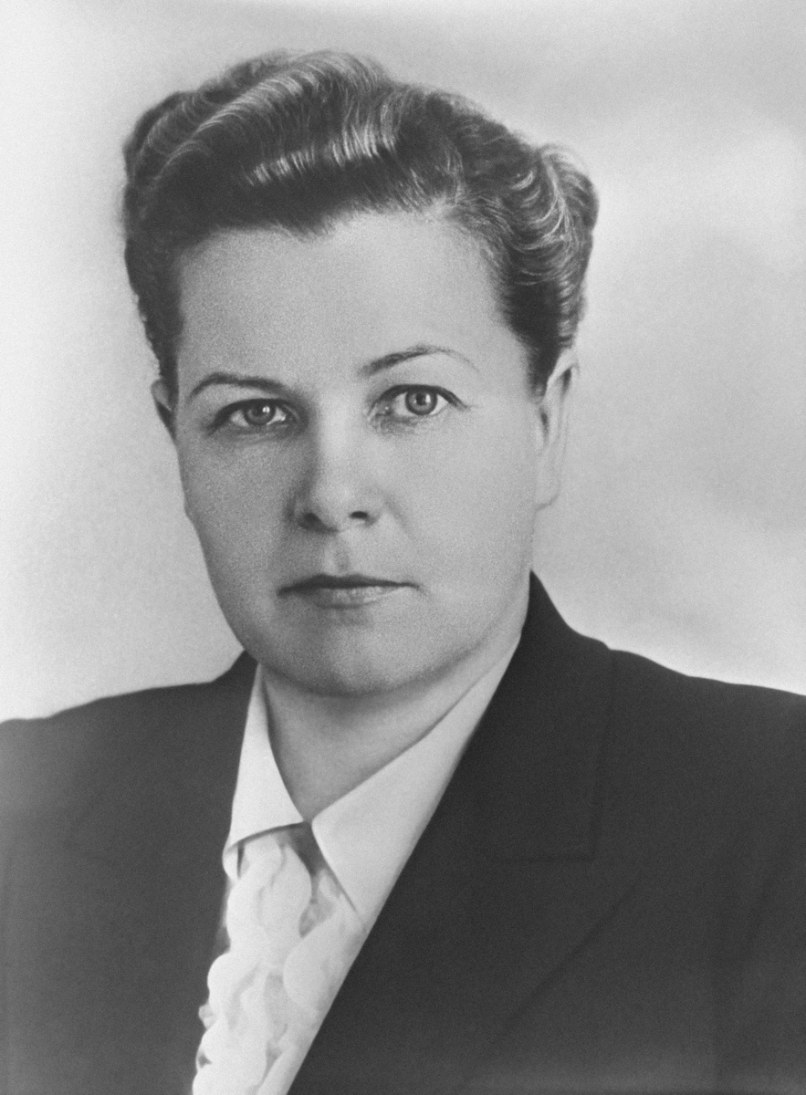    В 1941-м Фурцева участвовала в организации обороны Москвы. В дальнейшем возглавила Куйбышевский горком, а затем стала вторым и первым секретарём Фрунзенского райкома Москвы. В 1950-е Фурцева занимала должность второго секретаря Московского горкома партии. В 1956 году она стала членом ЦК КПСС / РИА Новости