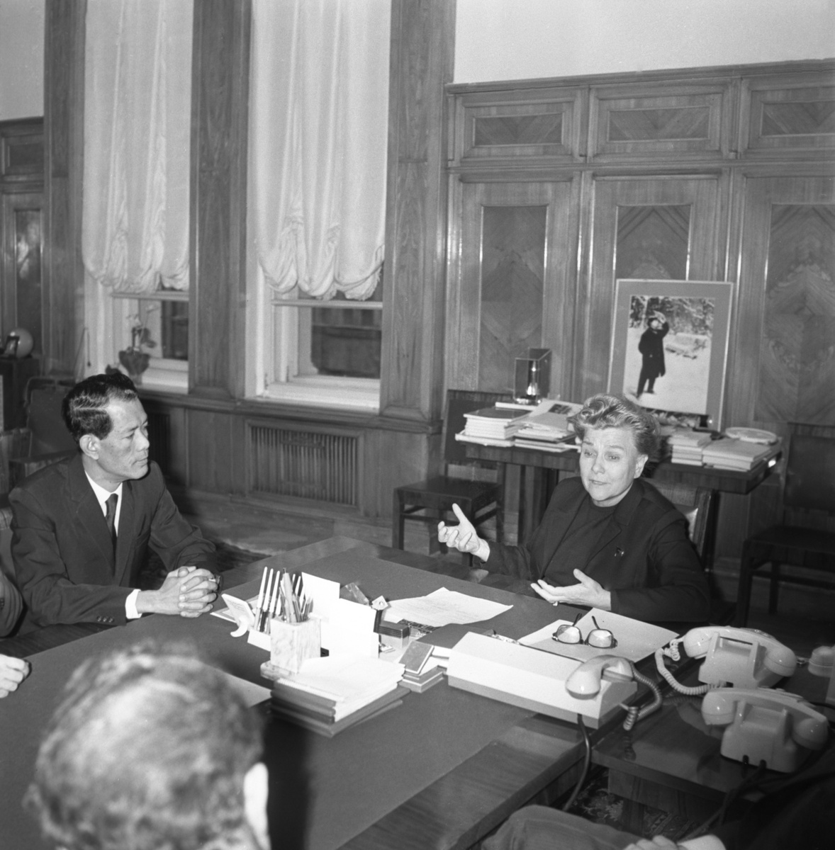    Во время внутрипартийной борьбы в руководстве КПСС Екатерина Фурцева поддержала Никиту Хрущёва. В конце 1950-х — начале 1960-х она была секретарём ЦК КПСС и членом Президиума ЦК. В 1960 году Фурцева стала министром культуры СССР, но из-за партийных интриг была исключена из руководства ЦК КПСС / РИА Новости