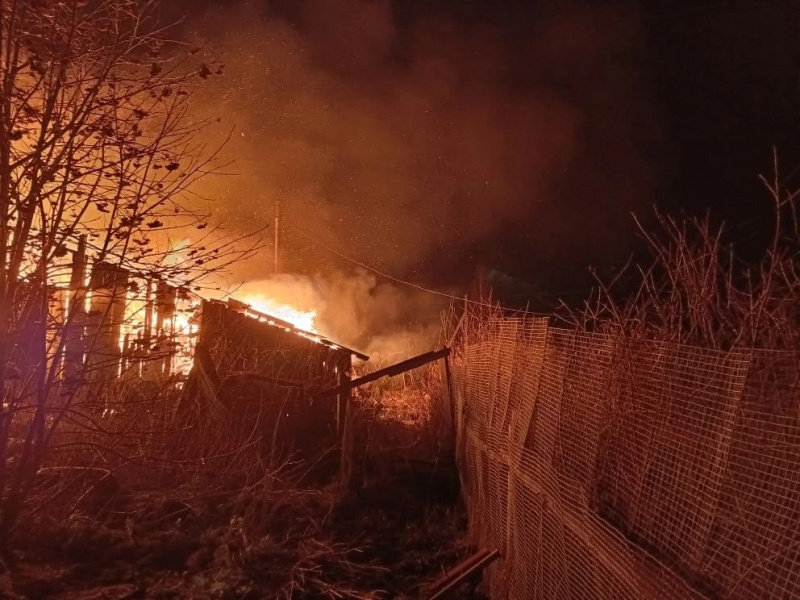    Огромный частный дом в селе Карелии горит уже 5 часовГКУ РК "ОПС по Пряжинскому району"