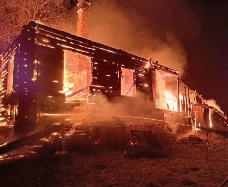    Огромный частный дом в селе Карелии горит уже 5 часовГКУ РК "ОПС по Пряжинскому району"