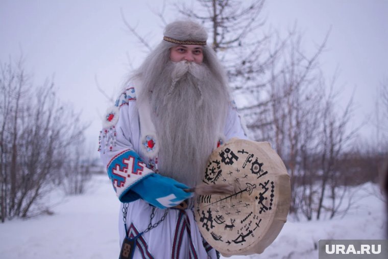     Волшебник путешествует по северным городам и поздравляет детей с Новым годом