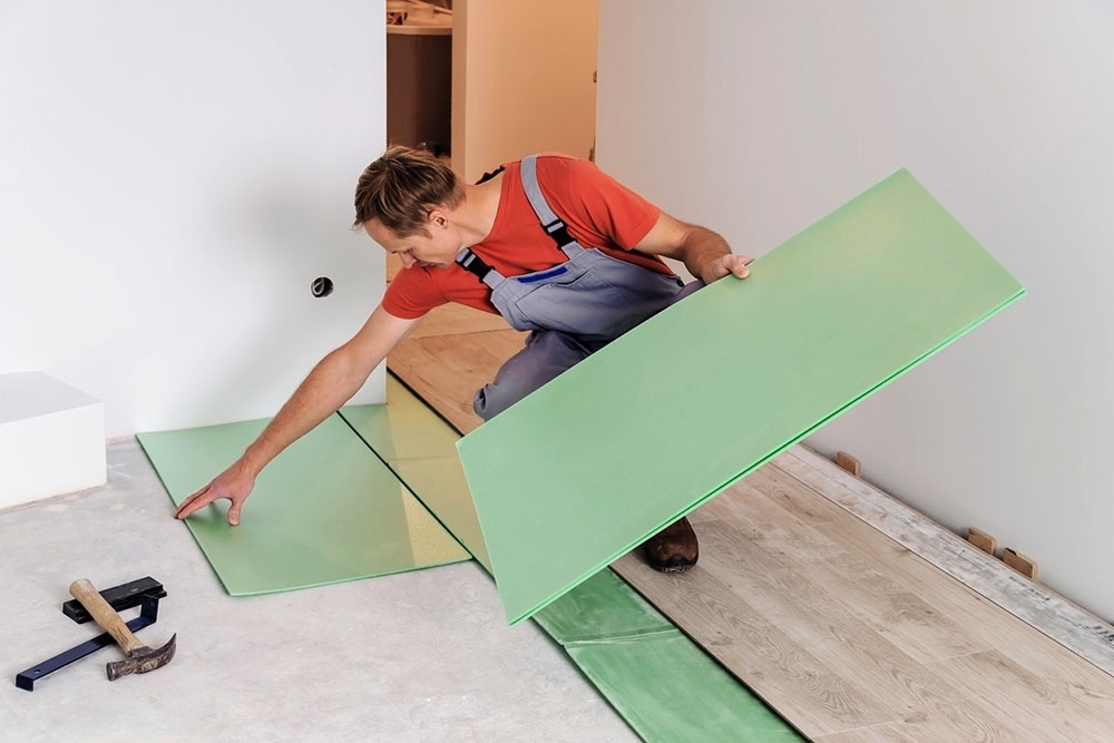    Подложка участвует в выравнивании перепадов, компенсируя неровности основания, которые неизбежно присутствуют в любом помещении. Правильная подготовка пола - это начало качественной укладки ламината. / Фото: iStock