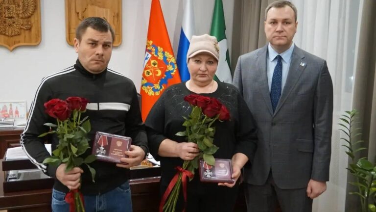    В Бузулуке родственникам погибших бойцов СВО передали ордена Мужества Оренбуржье