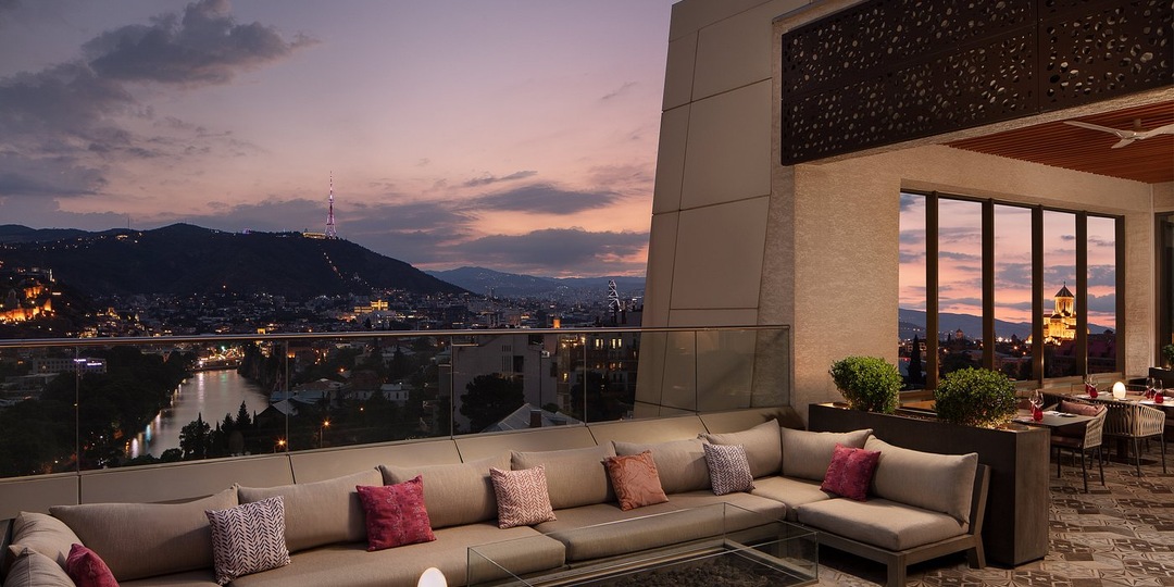 Эксклюзивный ужин с видом на Тбилиси: сценарии от консьерж-сервиса Premium Georgia
