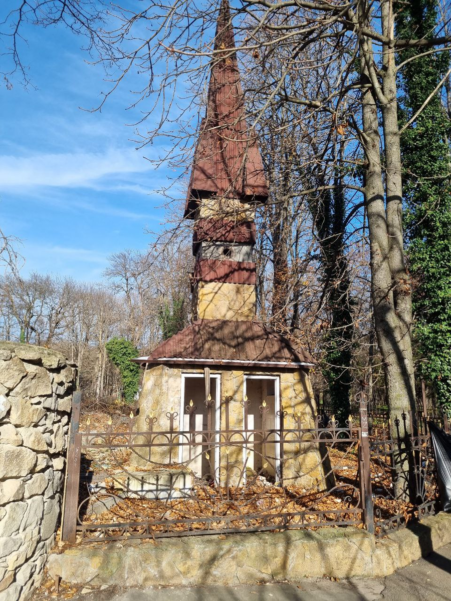 Старый туалет в готическом стиле. г. Ессентуки