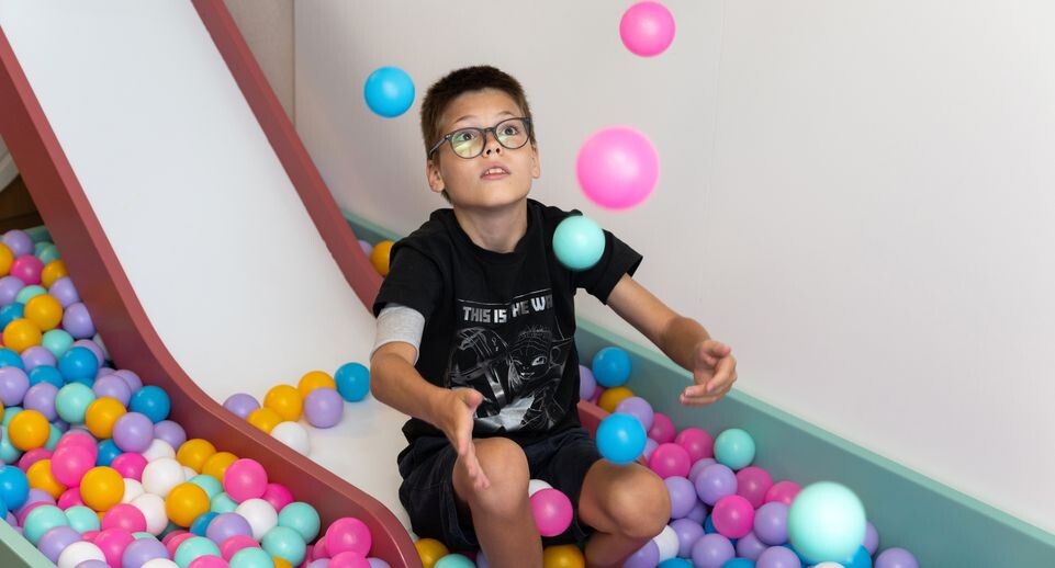    Ребенок играет в детской игровой комнате Детского клинического центра им. Л.М. Рошаля / Медиасток.рф