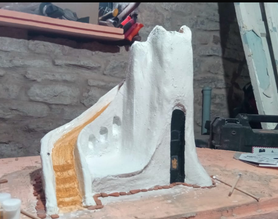 Это пример макета печи+лесницы на второй этаж. Для нестандартных решений делаем 3D макет из глины - и эта миниатюра находится на стройке как ориентир доброго очага, куда выращиваем Дом