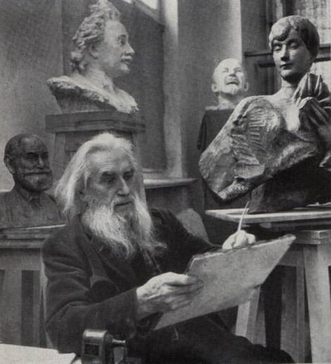 Скульптор Сергей Тимофеевич Коненков в мастерской, слева бюст Эйнштейна, справа - Маргариты Коненковой