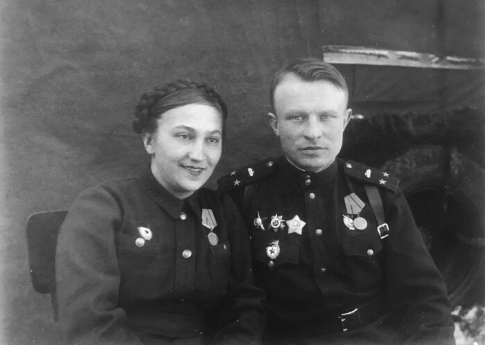 Командир 119-го отдельного гвардейского танкового полка гвардии подполковник О.А. Лосик с женой Галиной Давыдовной, сотрудницей редакции армейской газеты, 1943 г. Фото из архива редакции