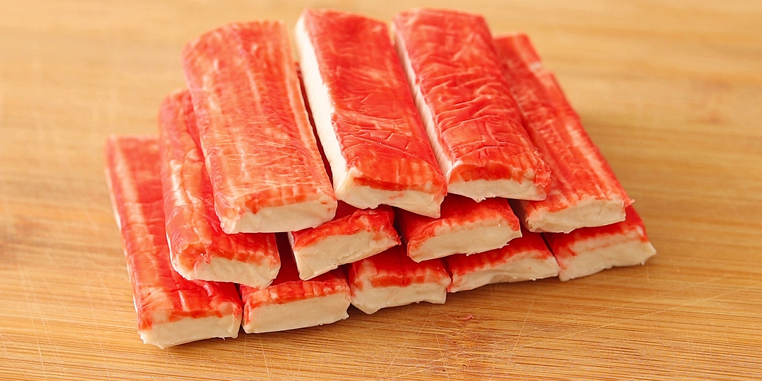 Крабовые палочки всегда выручают: 3 салата с крабовыми палочками, которые готовятся быстро и просто