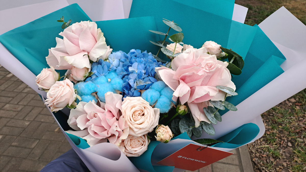 Видно, да? Розы уже с пожелтевшими краешками на лепестках. Маленькие бутончики вообще выглядят не ахти. Вот розы прям все на выброс сразу.