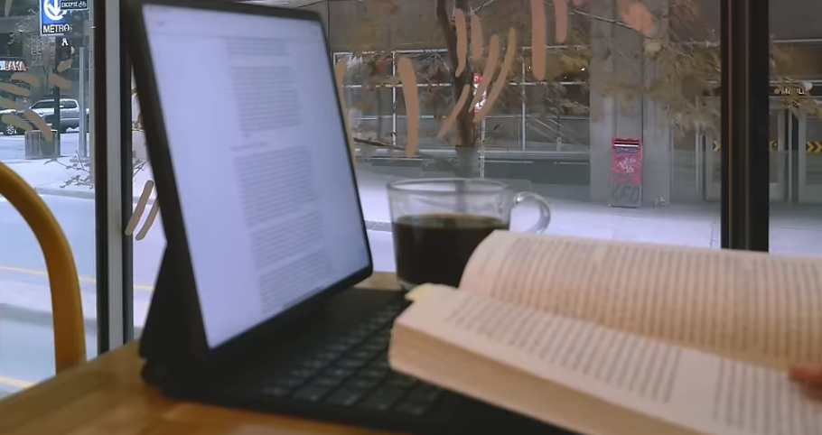 Думал, что буду жалеть через неделю — прошло 4 месяца, встретил её с другим у метро 'Маяковская', и только тогда понял, что потерял навсегда