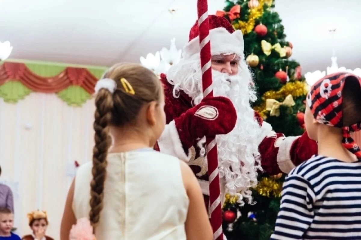    Деда Мороза обычно заказывают для самых маленьких, но его с нетерпением ждут и взрослые