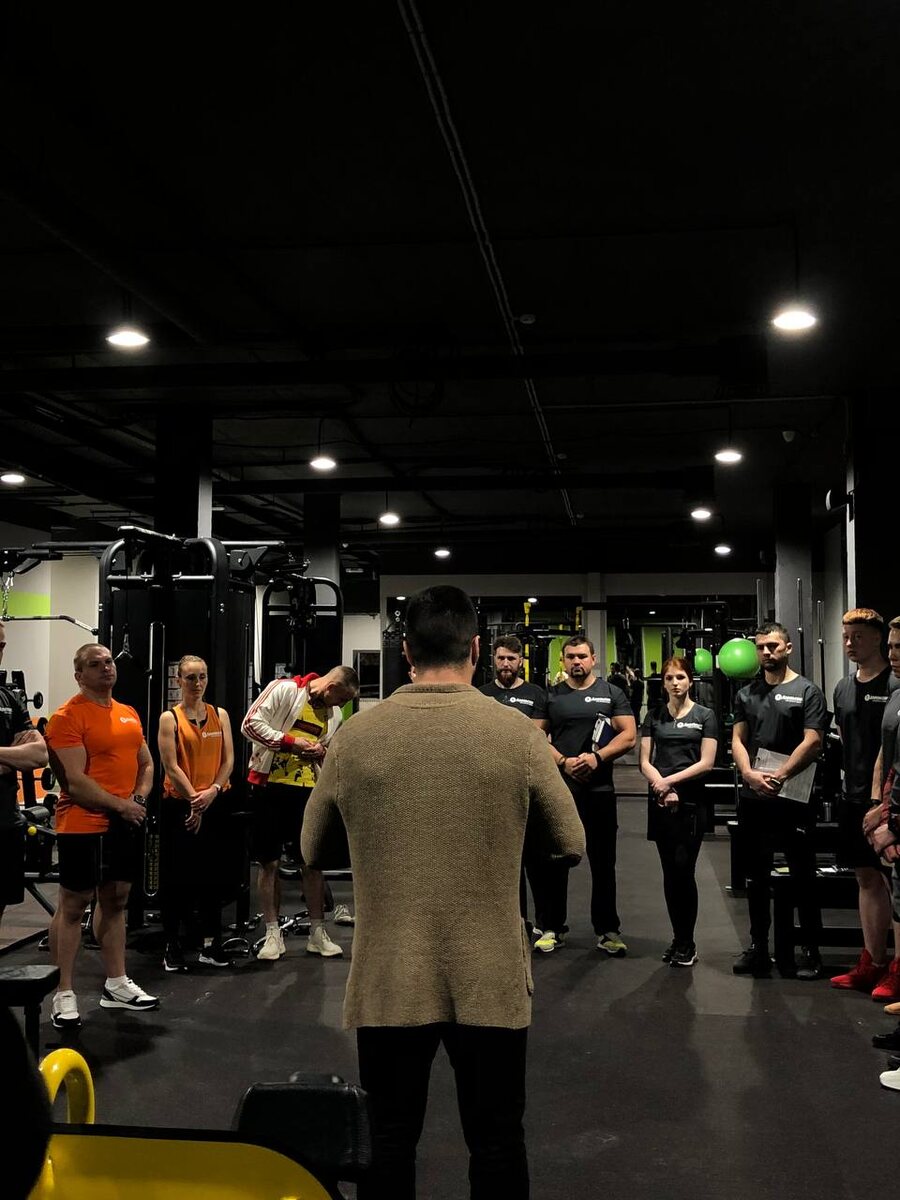 Запускаю один из новых фитнес-клубов и заряжаю тренеров речью. 