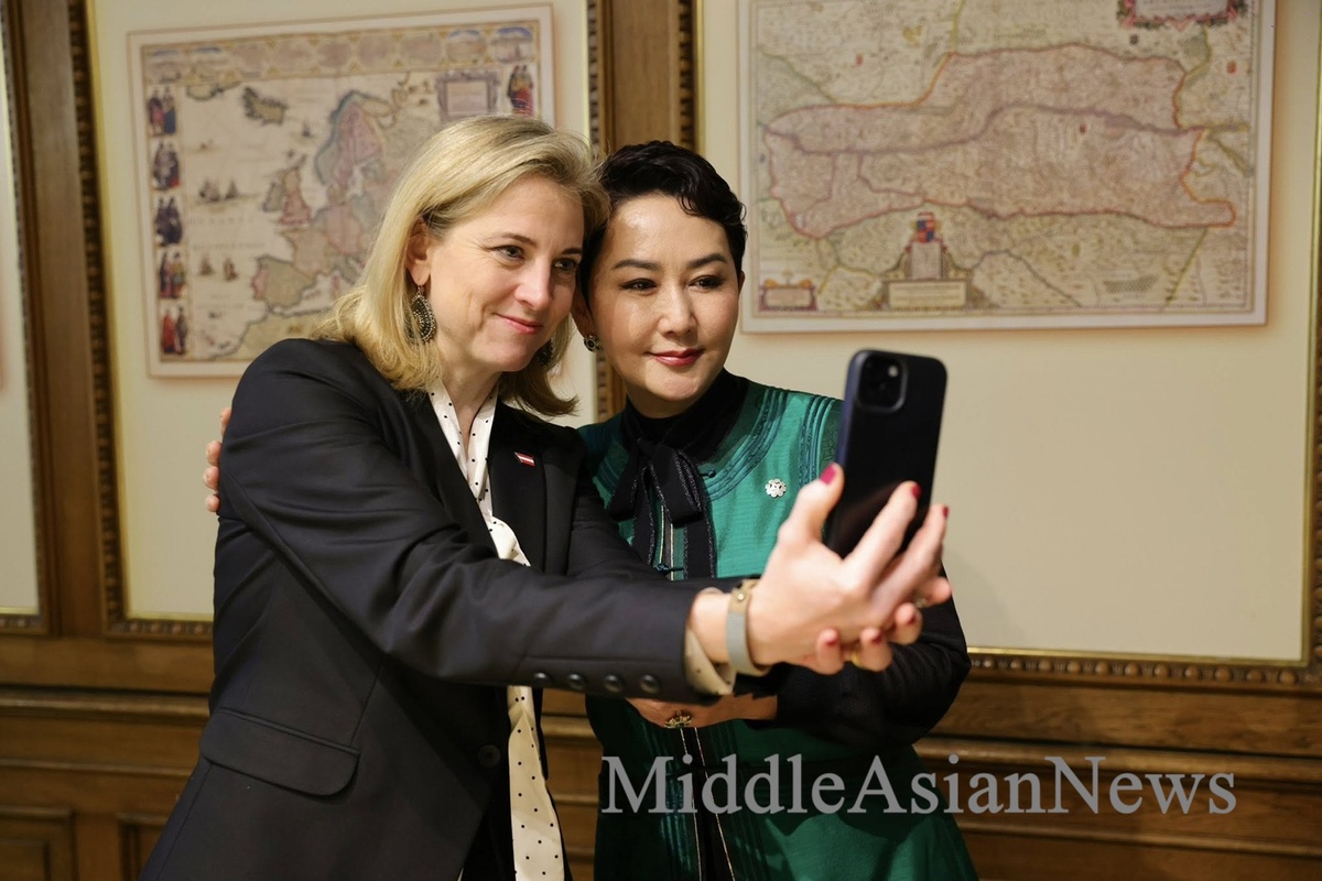 слева: Беате Майнль-Райзингер и Батцэцэг Батмөнх 