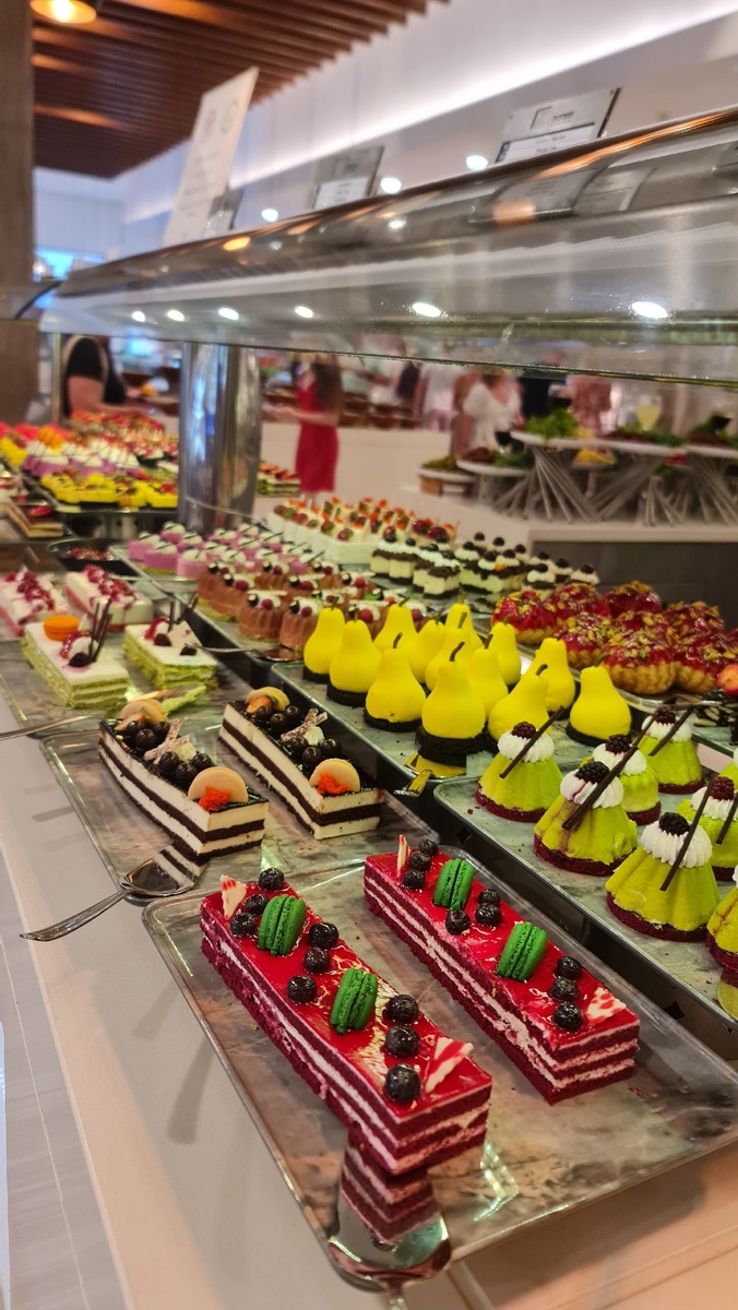 Пирожные были вкусные но не реально все попробовать, мы брали то что съедали 