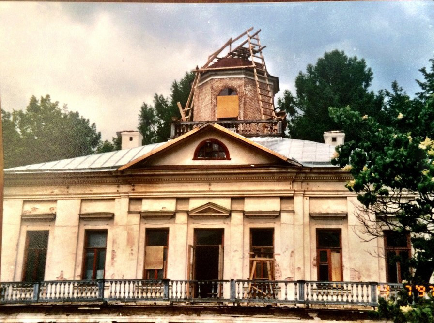 Фото с сайта serednikovo.su, главный дом до реставрации