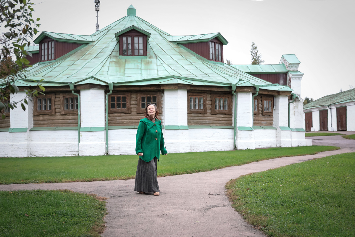 Автор в усадьбе Середниково на фоне здания манежа