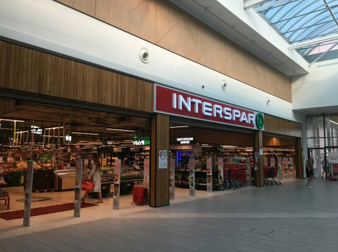 Интерспар считается самым большим гипермаркетом города, их два (или три) в Калининграде и один в Черняховске.
