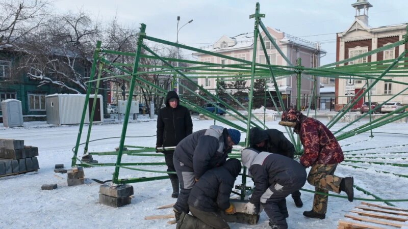     Подготовка новогоднего городка. Мэрия Барнаула