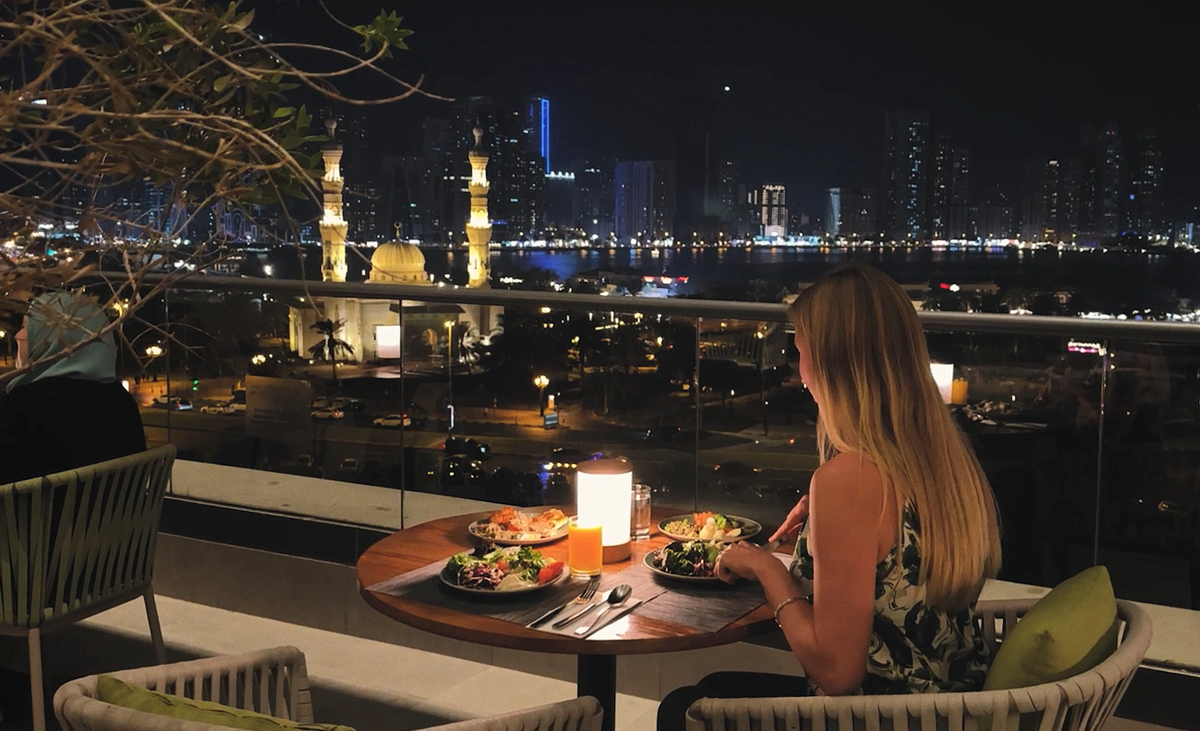 Отель DoubleTree Sharjah Waterfront