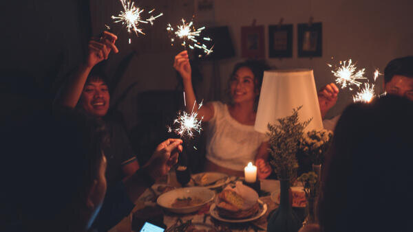 Конкурсы на Новый год для взрослых, чтобы не скучать за праздничным столом