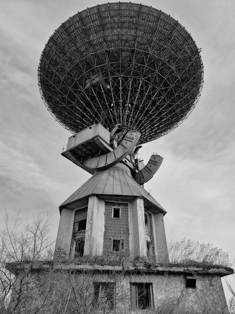 Заброшенный радиотелескоп