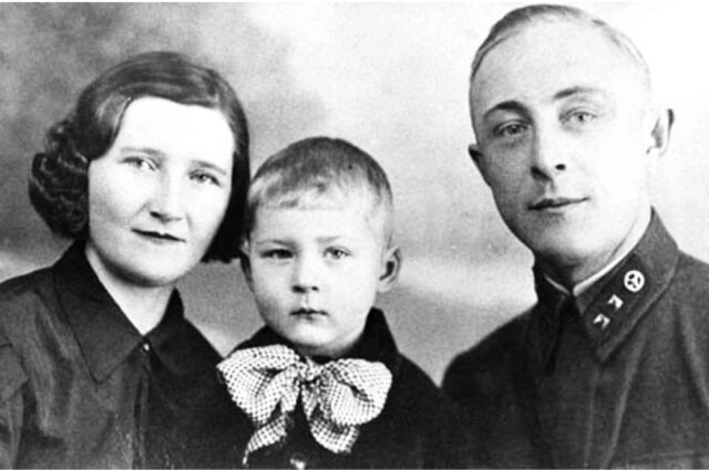    На снимке слева направо Дмитриевы: Матильда Александровна, сын Юрий, Константин Сергеевич. Фото: Фото из книги/ Фото из книги Г. Тамбовцева «У истоков победы»