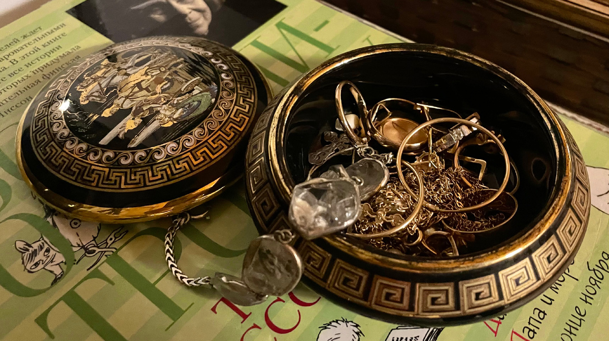 Традиционно мы привыкли, что самые дорогие вещи изготовляются из золота-серебра