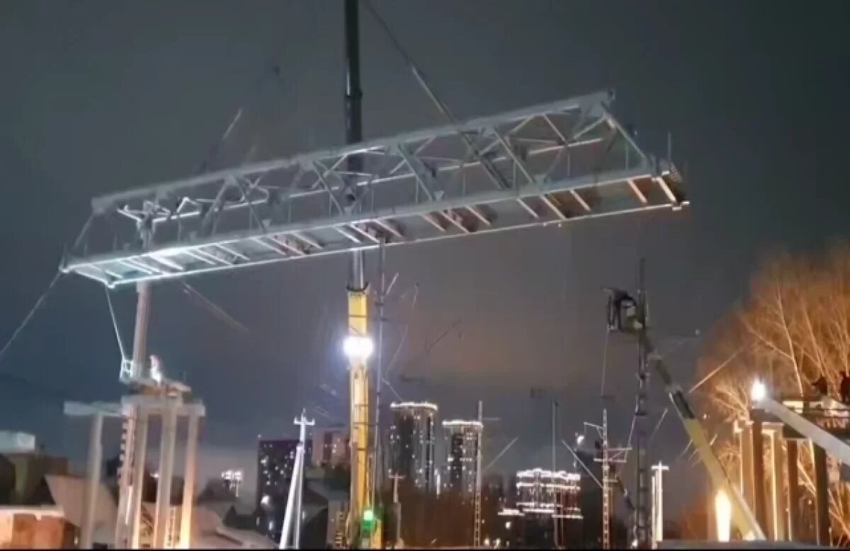    В Новосибирске смонтировали 40-тонный пролет пешеходного моста