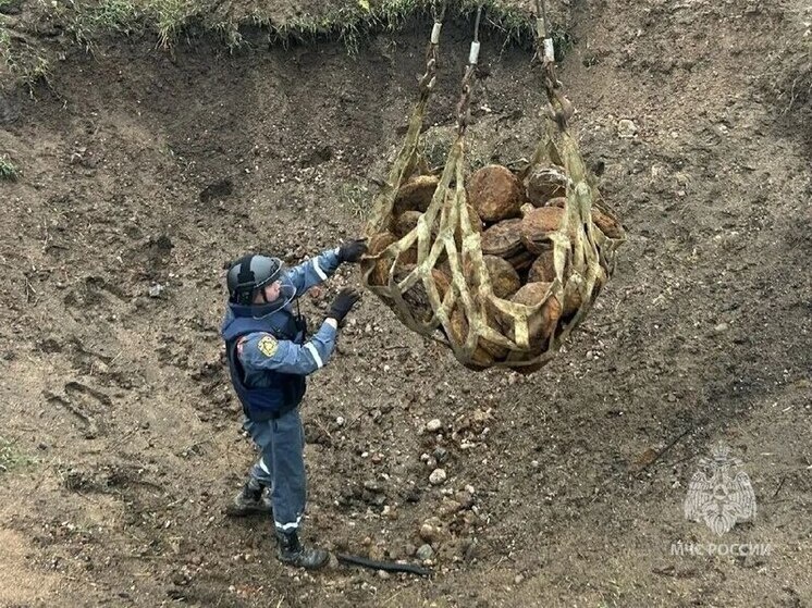     В руках специалистов оказалось восемь авиационных бомб ФАБ-100 и 102 противотанковые мины. Фото: МЧС Петербурга.