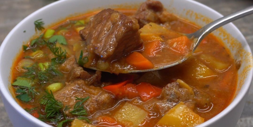 Гуляш с тестом по-домашнему — сытный, ароматный и очень уютный