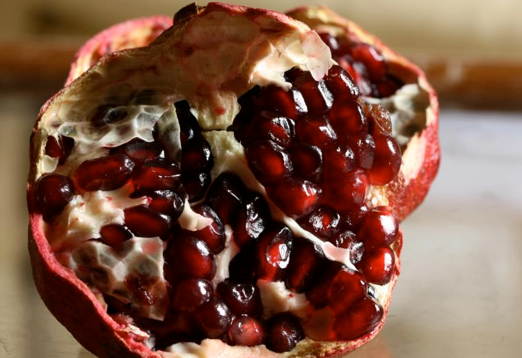 Никогда не выбрасываю корки граната — расскажу, как с их помощью добиться роскошного цветения комнатных растений