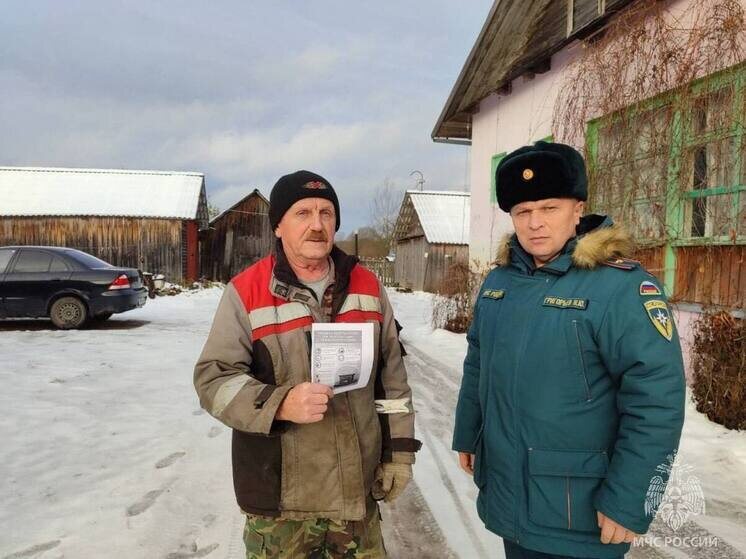     Перед растопкой следует проверить вентиляцию и тягу в дымоходе. Фото: пресс-служба МЧС по Новгородской области