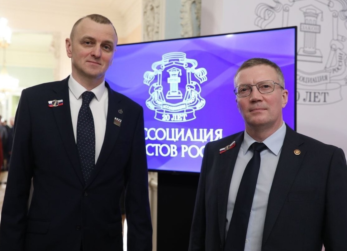 Руководители Карельского отделения Ассоциации юристов России Алексей Бахилин (председатель общественной организации; стоит справа) и Андрей Закатов (руководитель исполкома; он является ещё и президентом Адвокатской палаты Карелии). 
