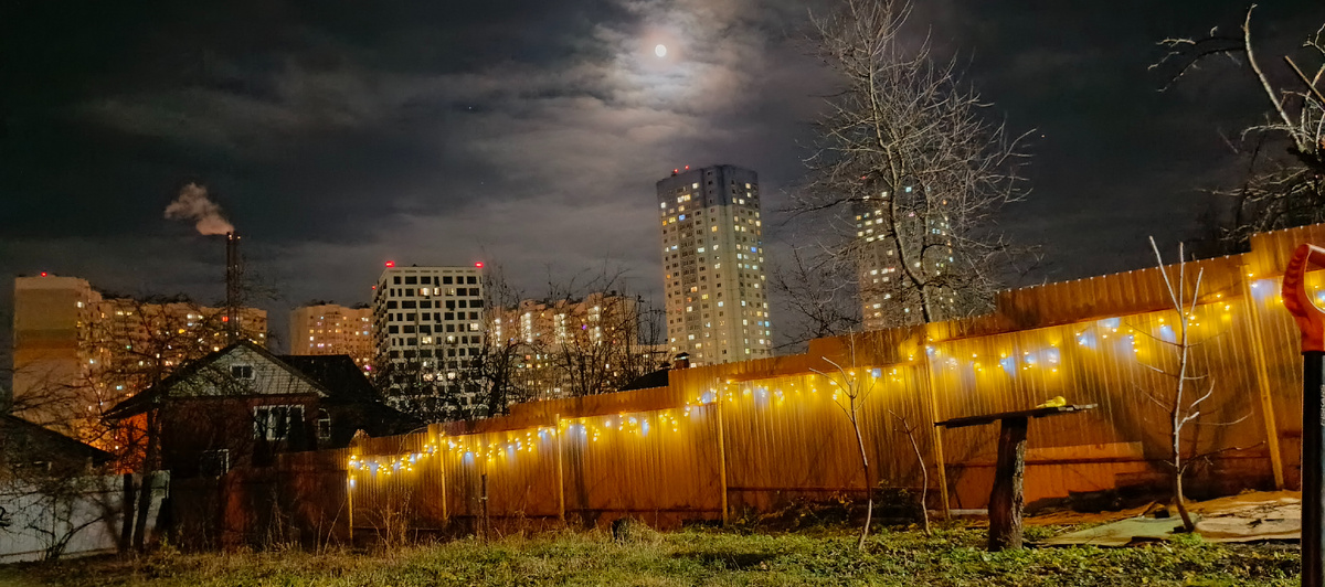 Полная луна шикарно вписалась в пейзаж 