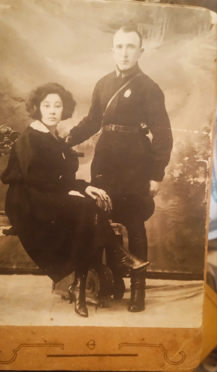 1925 год. Г. Хабаровск. Катя и Саша. Ровно 100 лет назад! Фото, к сожалению, немного испорчено... 