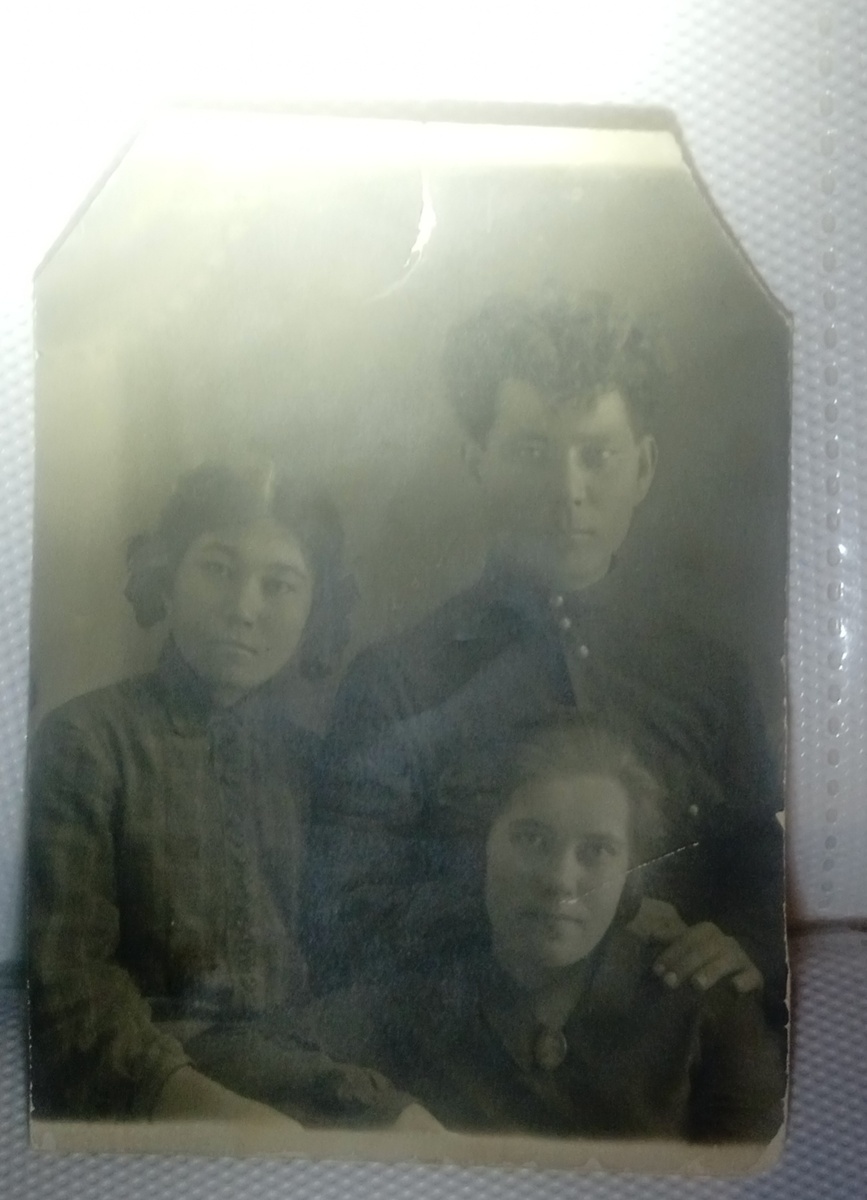 Брат - погодок Петр Гордеевич Седякин (1904-1980), с первой женой, Фаиной, и старшей дочерью, Машей. 1930-е годы, г. Хабаровск.