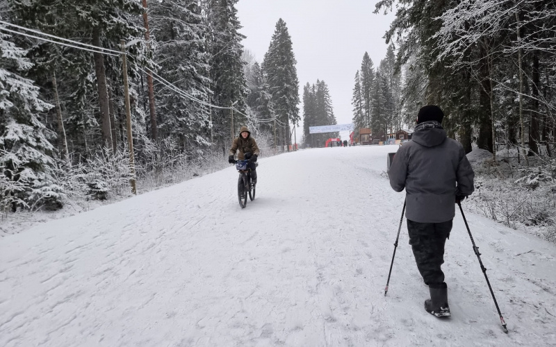    Участники фестиваля "Зимние Фонтаны" в Петрозаводске вышли на лыжню под зонтамиИрина Яковлева