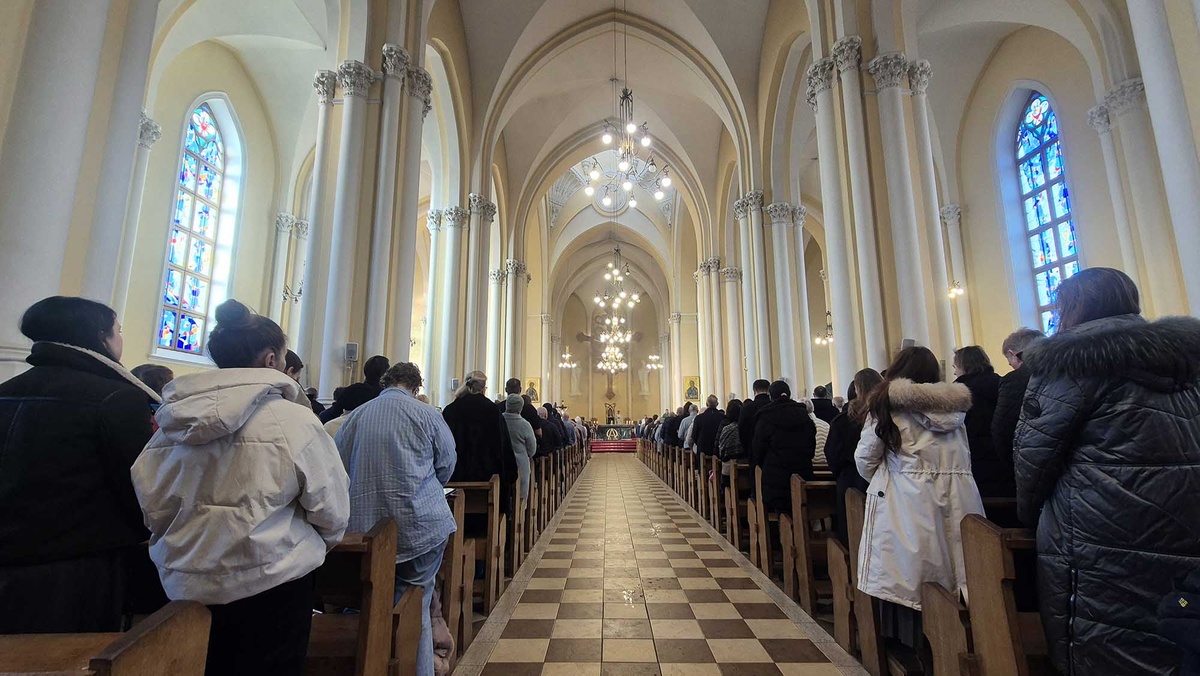 Воскресным утром собор оказался полностью заполнен прихожанами. Листайте галерею, чтобы увидеть ещё фото