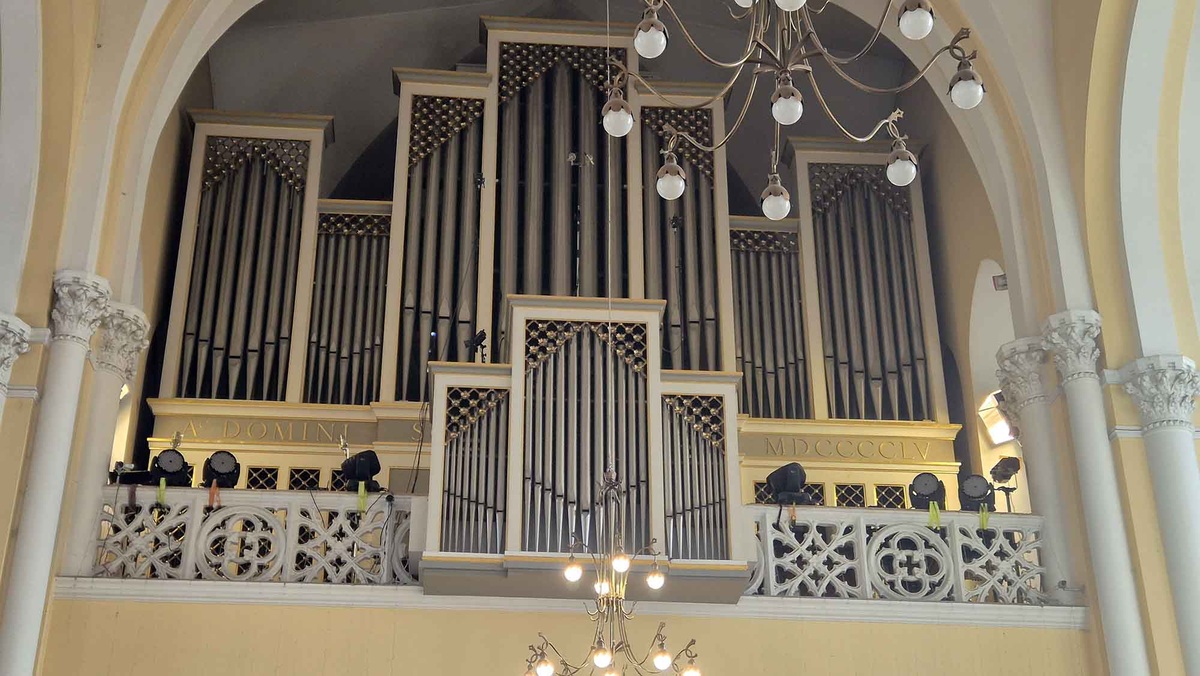 В соборе установлен большой духовой орган Kuhn. Он входит в число самых больших органов России (74 регистра, 4 мануала, 5563 трубы) и позволяет безупречно исполнять органную музыку различных эпох. Звучит дейтсвительно потрясающе!