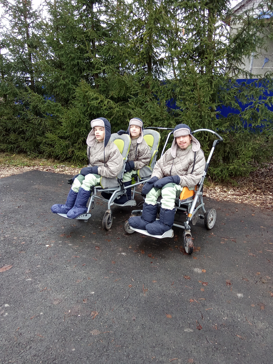 Гуляем в новых шапках. 