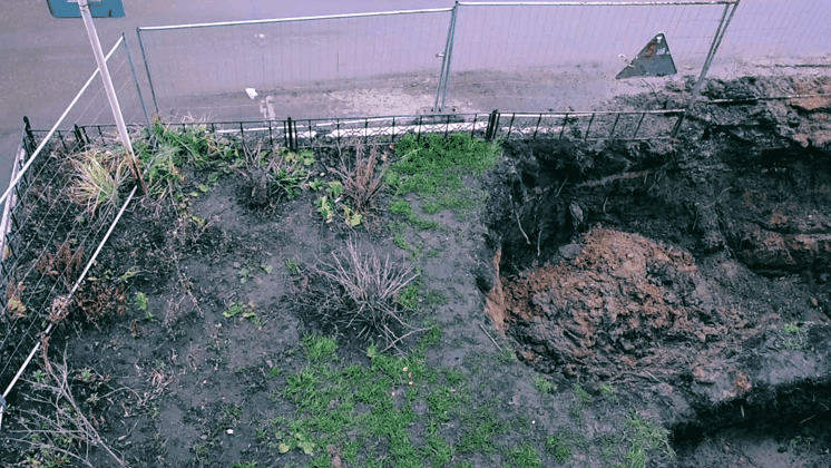 Аварияная яма под нашим окном