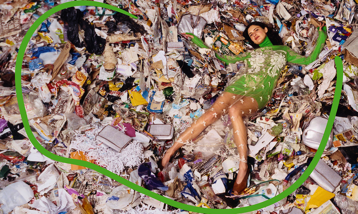 Рекламная кампания Stella McCartney, снятая на шотландской свалке, призвана привлечь внимание к проблеме отходов и чрезмерного потребления. Фото: Харли Вейр и Урс Фишер для Stella McCartney.