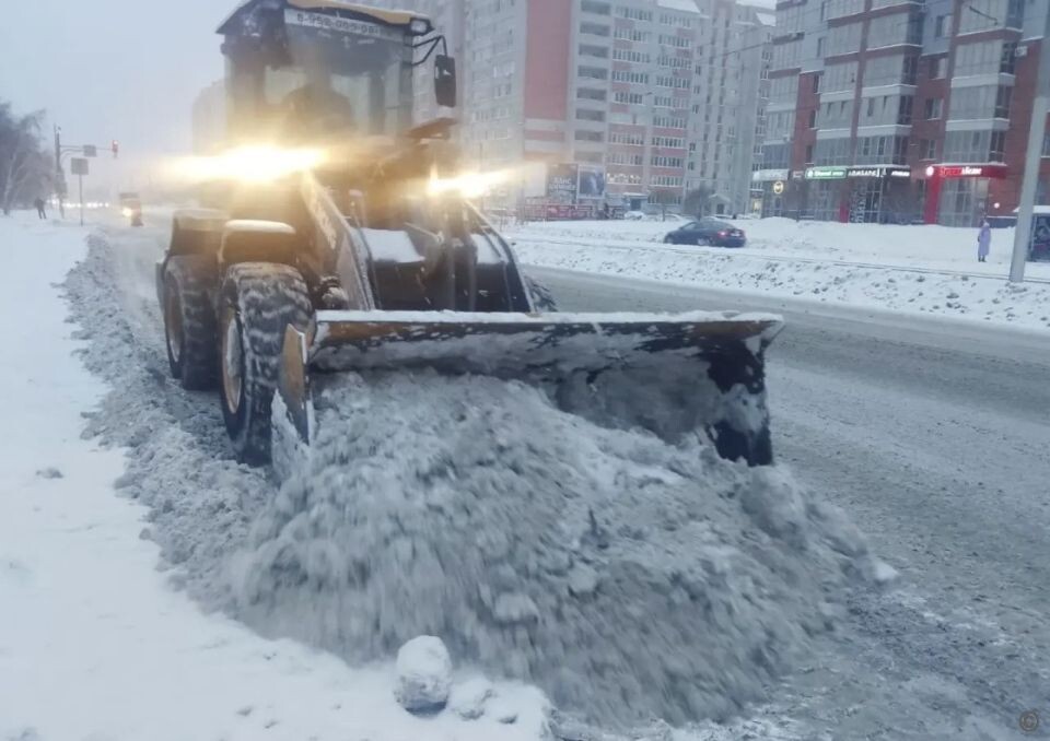    Уборка снега в Барнауле . Источник: barnaul.org