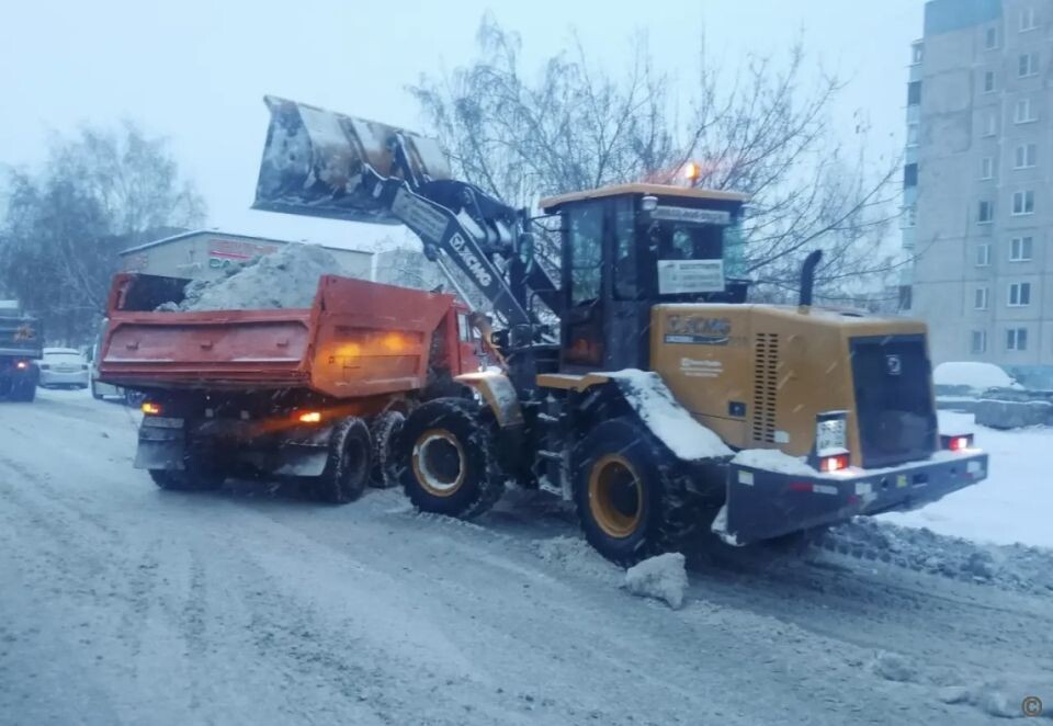    Уборка снега в Барнауле . Источник: barnaul.org