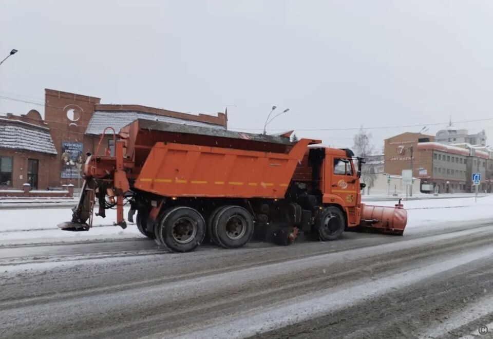    Уборка снега в Барнауле . Источник: barnaul.org