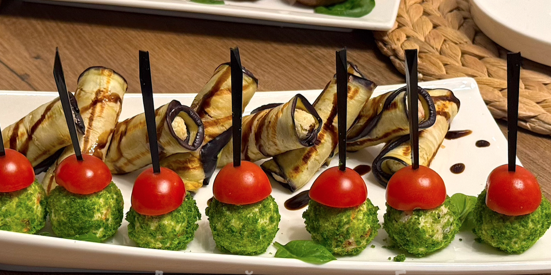 Шарики в зеленой крошке: закуска, от которой гости в восторге