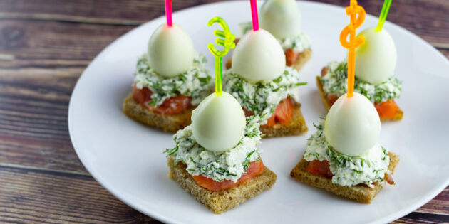 Канапе с красной рыбой, творожным сыром и перепелиными яйцами: изысканная закуска для новогоднего стола